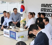 `단식 천막` 찾은 이해찬 "이대로면 尹 파시즘...큰 결단으로 경각심 일으켜"