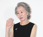 [포토] 윤여정, '조금은 수줍게'