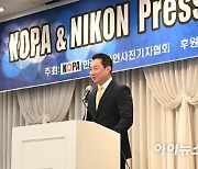 [포토]축사 전하는 정해환 니콘이미징코리아 대표이사