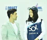 [JB포토] WKBL 드래프트, 신한은행 2라운드 4순위 선일여고 서진영 선발