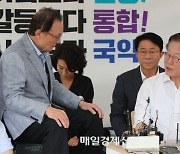 [포토] 이재명 대표 단식 격려하는 이해찬 상임고문