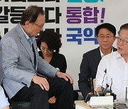 [포토] 단식 이재명 대표 격려하는 이해찬