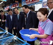 가락시장 찾은 한덕수 총리 "후쿠시마 오염수는 증명된 안전한 처리수"