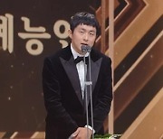 '최우수 예능인상' 기안84 "전현무 고맙다…힘들 때마다 전화 줘"