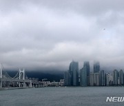 부산, 구름 많고 한때 비...예상 강수량 5㎜ 내외