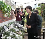 서이초 사망 교사 49재 헌화하는 이정미 정의당 대표