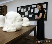 일본 현대미술가 요시토모 나라 개인전 'Ceramic Works'