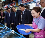 한덕수 총리, 수산시장 점검