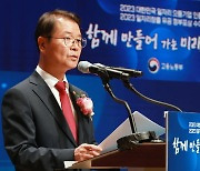 일자리 으뜸기업 인증식서 축사하는 이정식 장관