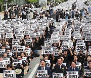 전국 교사 추모집회 집결…사망 교사 추모 열기 고조