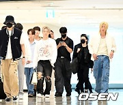 세븐틴, '서로 다른 매력 뽐내며 출국' [사진]