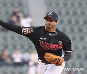 '승률왕 도전' 쿠에바스-'팀 노히터' 월커슨, KBO 리그 8월 MVP 후보 선정 [공식발표]