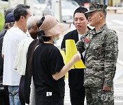 참석자들과 인사하는 박정훈 전 수사단장