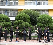 추모 위해 기다리는 시민들