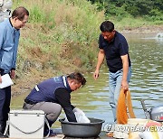 신안 새우양식장 찾은 조승환 장관