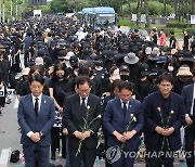 서이초 교사 추모 집회, 고인 기리며 묵념하는 참가자들