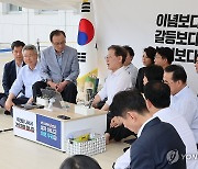 '단식 천막' 찾은 이해찬 "이대로면 파시즘"…이재명 "연성독재"(종합)