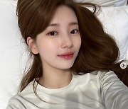 수지, 굴욕샷이 뭐예요?…침대에 누워서 찍어도 빛이 나는 비주얼