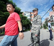 예비역 동기생·변호사와 국방부 검찰단 향하는 박정훈 대령