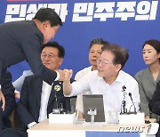 인사 나누는 이재명·전해철