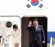 출국하며 인사하는 윤석열 대통령과 김건희 여사