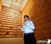 '날의 벽' 설명하는 정연두 작가