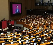 국민의힘 항의 받는 설훈 의원