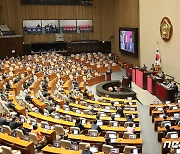 고성에 비난 오가던 국회…74세 총리·31세 의원 나오자 '조용'