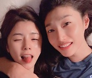 이다영, 이번엔 김연경과 팔베개 셀카 올리고.. “사과문 올리면 비밀로 해줄게”