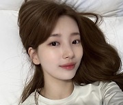 수지, 귀하디 귀한 침대 셀카 '새로운 여친짤' 생성…레전드 갱신한 비주얼