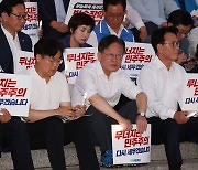 이재명, 지지자들에 “아직 쌩쌩”... 의원엔 “동조 단식자 명단 잘 챙겨라”