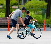 [포토] 아빠와 함께 첫 두발 자전거