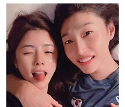 이다영, 김연경 누워 셀카 사진 게재... "사과하면 `그것`은 비밀로 해줄게"