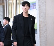 [MD포토] 강민혁 '멋진 올블랙 슈트'