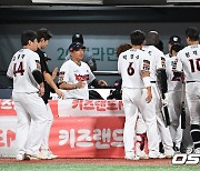 1-2위전 아쉽게 패배한 KT [사진]