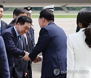 국민의힘 김기현 대표와 악수하는 윤석열 대통령