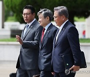 출국하는 박진 외교부 장관과 조태용 국가안보실장