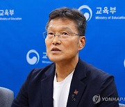 교권 회복에 관한 의견 말하는 김용서 교사노동조합연맹 위원장