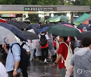 시민들로 붐비는 지하철 입구