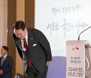 격려사에 앞서 인사하는 윤석열 대통령