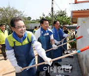 [포토] 농협, 사랑의 집 고치기 봉사활동