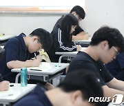 9월 전국연합학력평가 치르는 고3 학생들