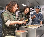 '엄마의 맘으로' 급식·피복 모니터링단, 해군 1함대서 시식·체험