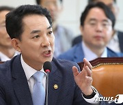 의원들 질의에 답하는 박민식 장관