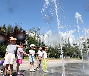 서울·전주·광주 낮 기온 31도 '늦더위'…동해안에 강풍 [내일날씨]