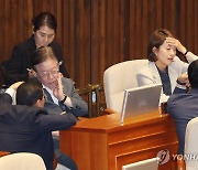 "국민 뜻 거역하면 끌어내려야"… 이재명 `尹 탄핵 시사` 논란