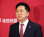 與 "대선공작 게이트..배후엔 민주당 의심돼"