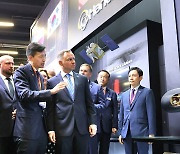 [Photo News] Polish President at Hanwha booth