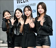 [MD포토] 위나, '상큼 손인사'