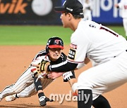 [MD포토] 신민재 '공 보다 빠르게'